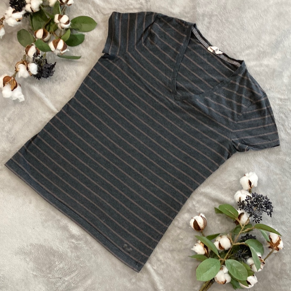 Under Armour Heat Gear short sleeve womens top size M. Dark gray/brown striped